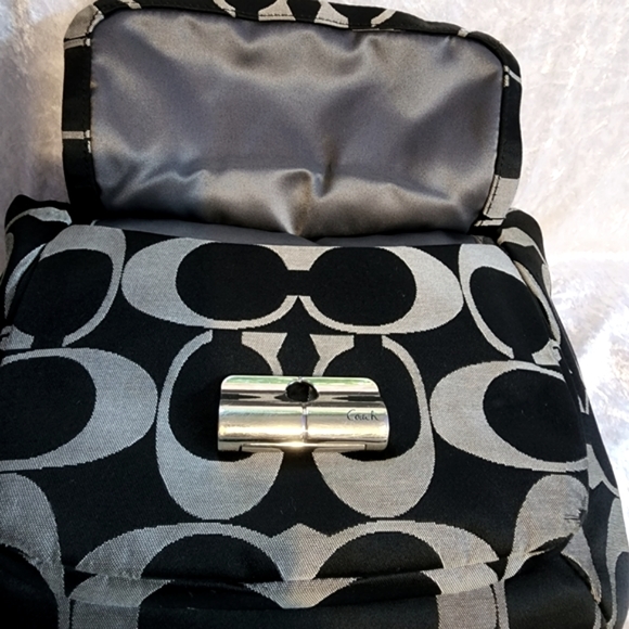 Coach Signature Purse. Good condition and great size - Picture 10 of 13